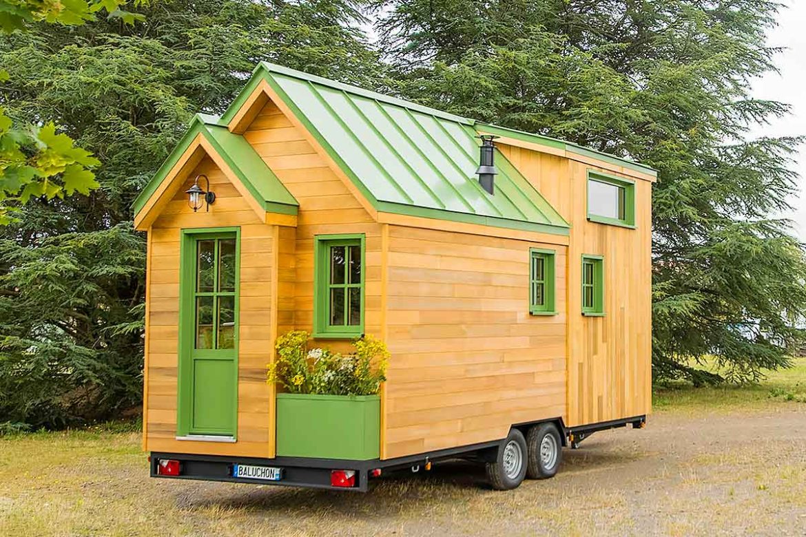 Rustic-Style Tiny House With a Gable Entrance And a Small Planter | La Mésange Verte