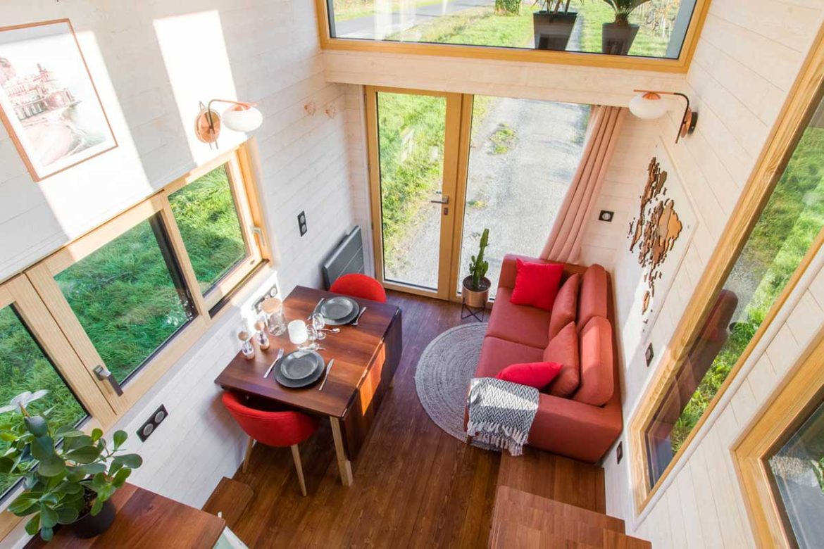 This Tiny House Proves Large Windows Are a Better Way To Open Up Space! | Ala Köl