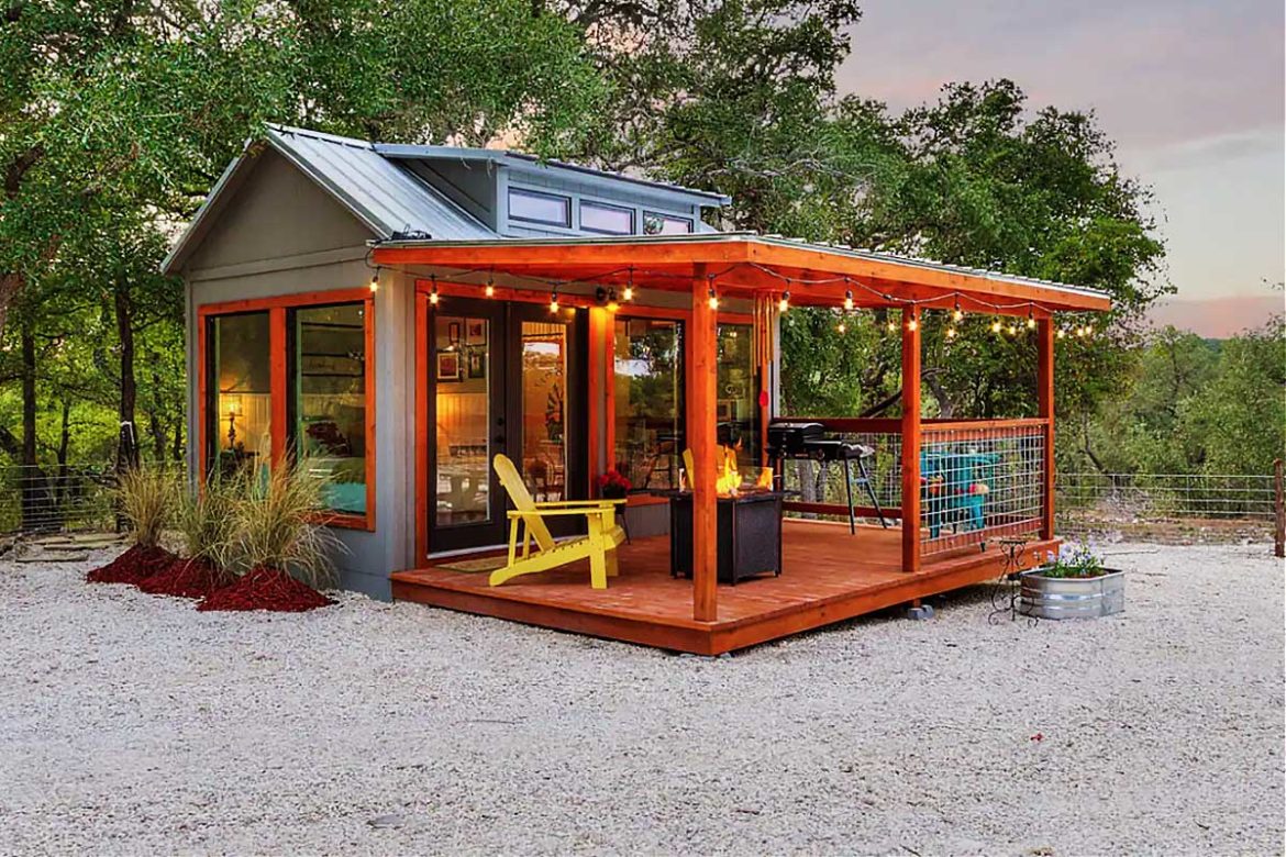 Relax in a Romantic Tiny Farmhouse in Texas