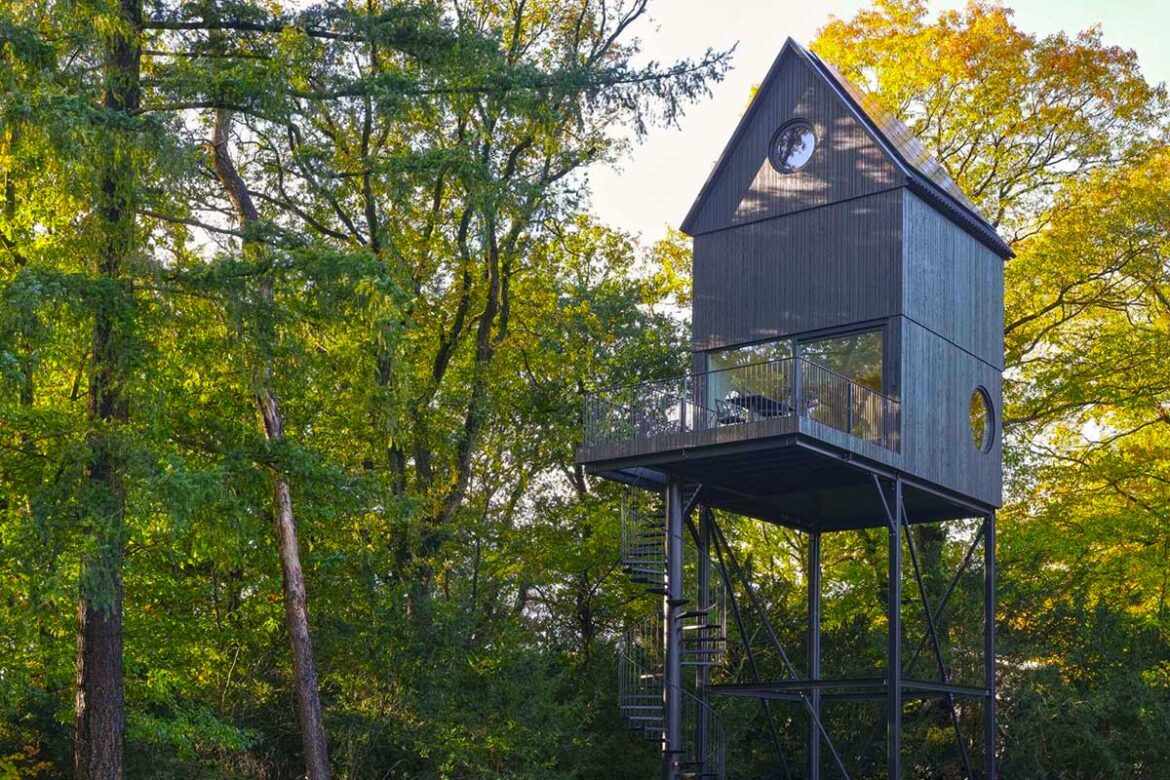 This birdhouse-style tiny house raised 8 meters above the ground